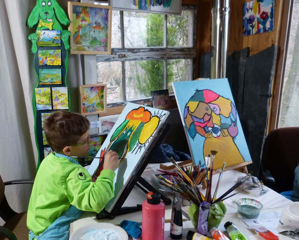 stage enfants 2 dessin et peinture bhéatrice chanard Photo d'un garçon qui peint lors d'un stage pour enfant organisé par Bhéatrice Chanard